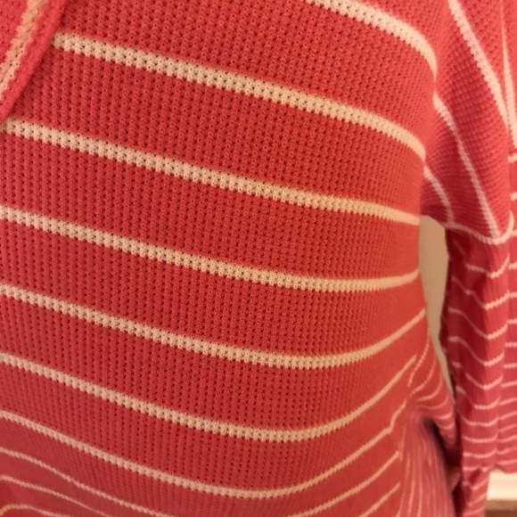 Shoulder peek, v-neck, 3/4 length top. - Picture 6 of 6